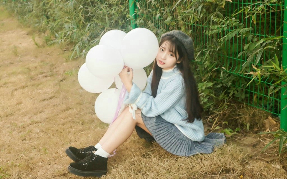 户外气球娇萌贝雷帽毛衣妹子纯真动人