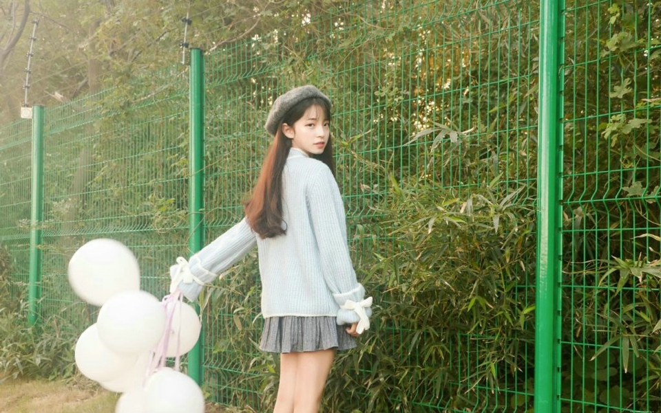 户外气球娇萌贝雷帽毛衣妹子纯真动人