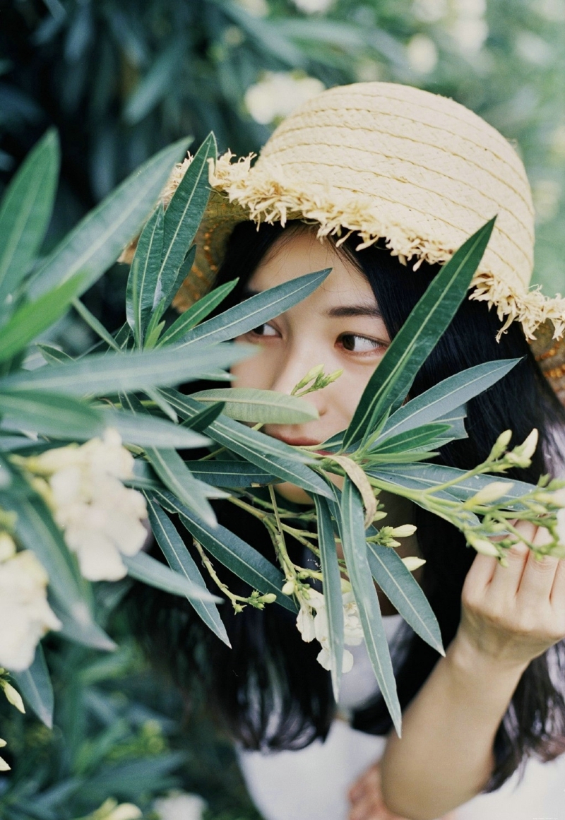 清纯妹子温柔郊外花丛中笑颜如花