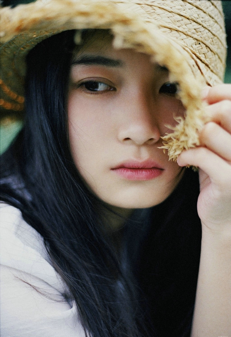 清纯妹子温柔郊外花丛中笑颜如花