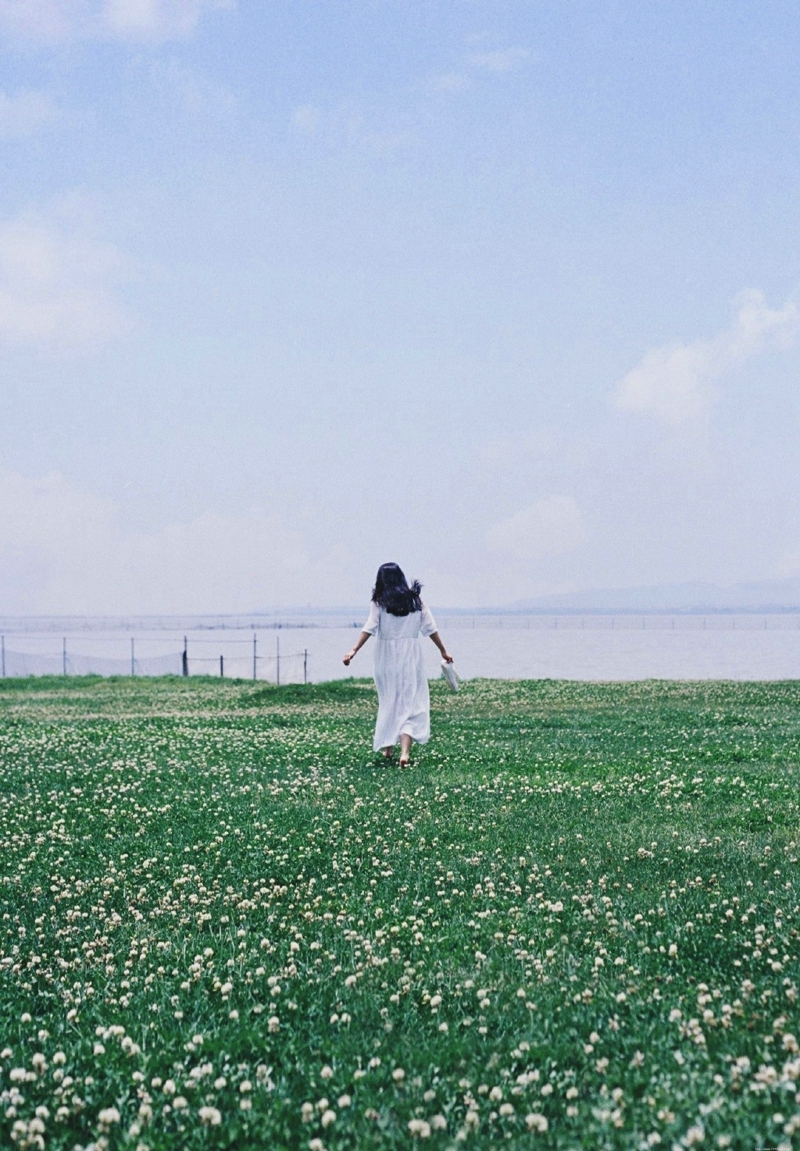 清纯妹子温柔郊外花丛中笑颜如花