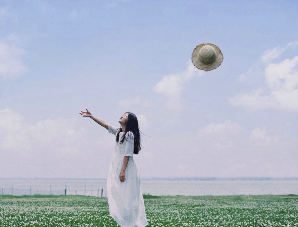 清纯妹子温柔郊外花丛中笑颜如花