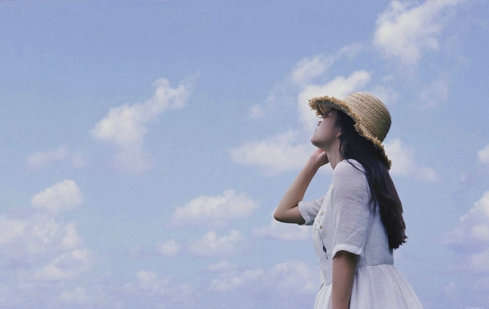 清纯妹子温柔郊外花丛中笑颜如花