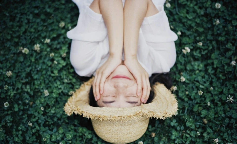 清纯妹子温柔郊外花丛中笑颜如花