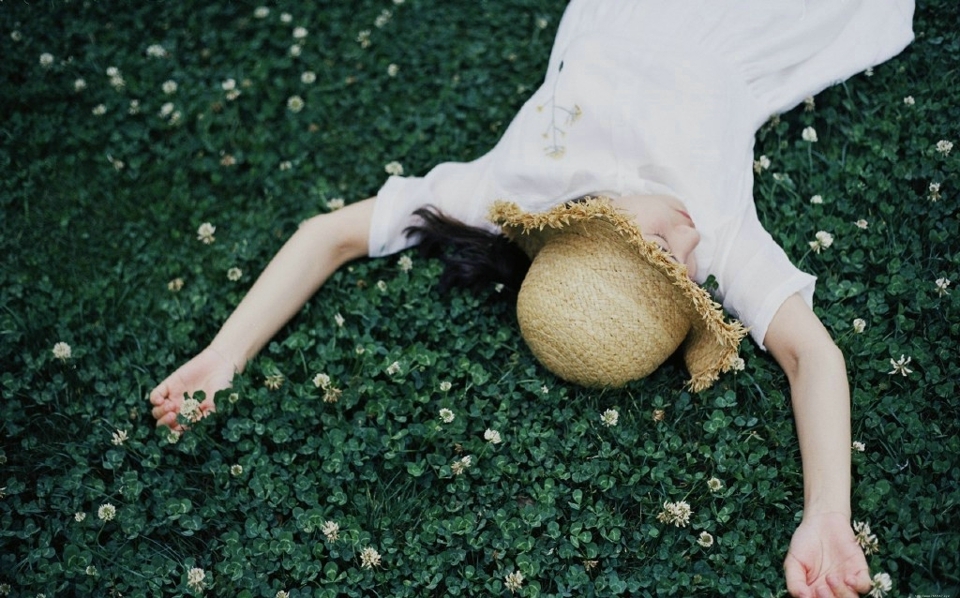 清纯妹子温柔郊外花丛中笑颜如花