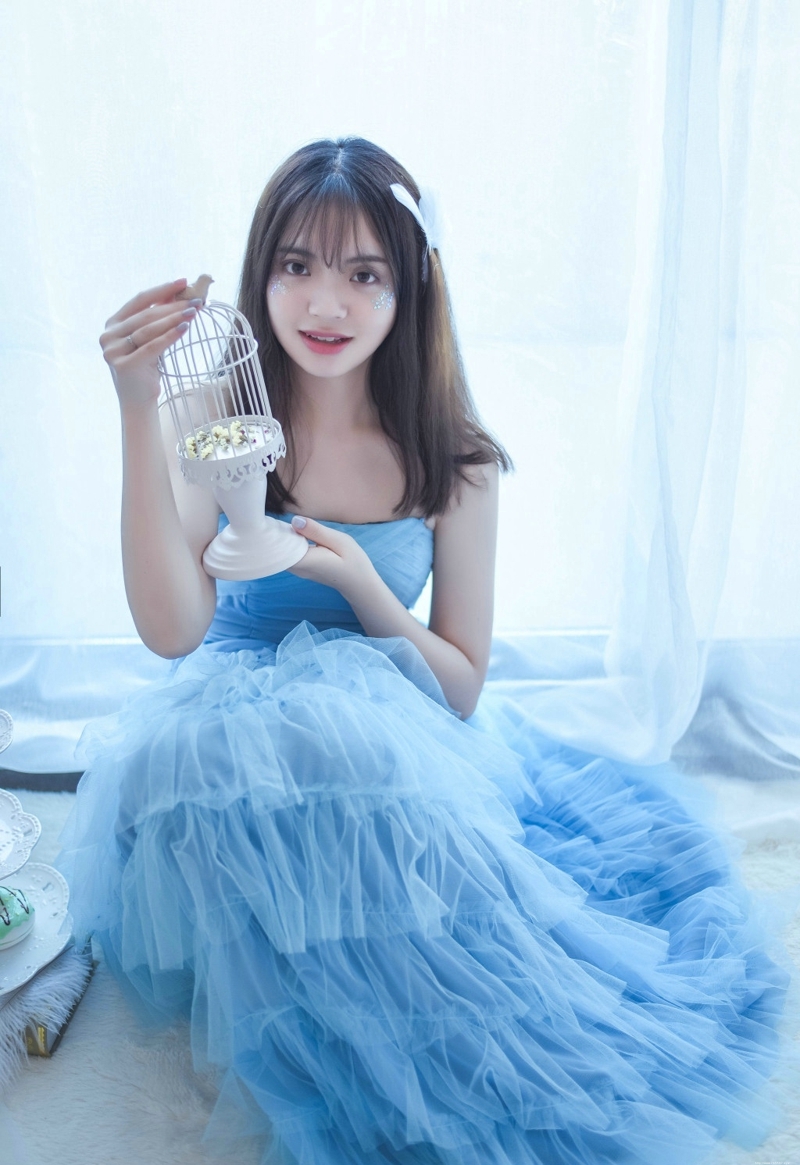 可爱抹胸裙妹子安静悠闲下午茶时光