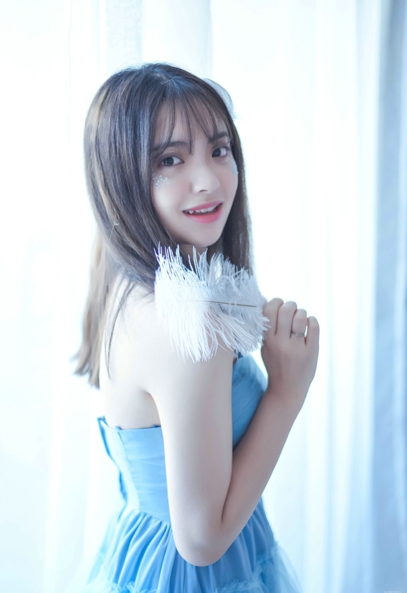 可爱抹胸裙妹子安静悠闲下午茶时光