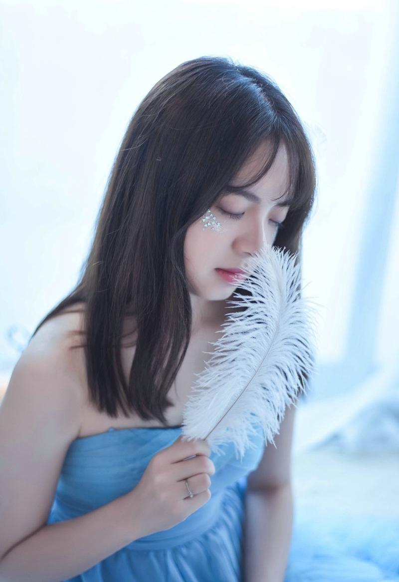 可爱抹胸裙妹子安静悠闲下午茶时光