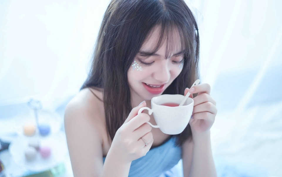 可爱抹胸裙妹子安静悠闲下午茶时光