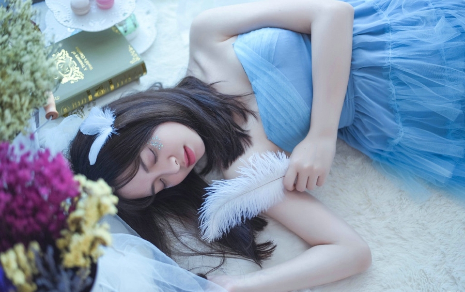 可爱抹胸裙妹子安静悠闲下午茶时光