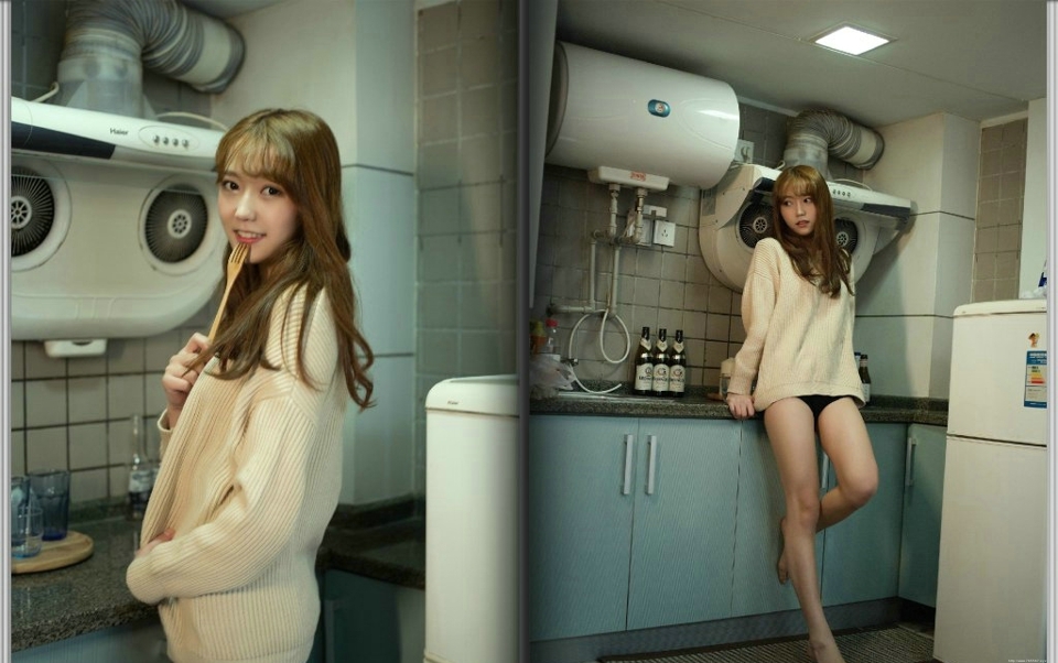 私房温暖毛衣少女与猫咪玩耍相伴