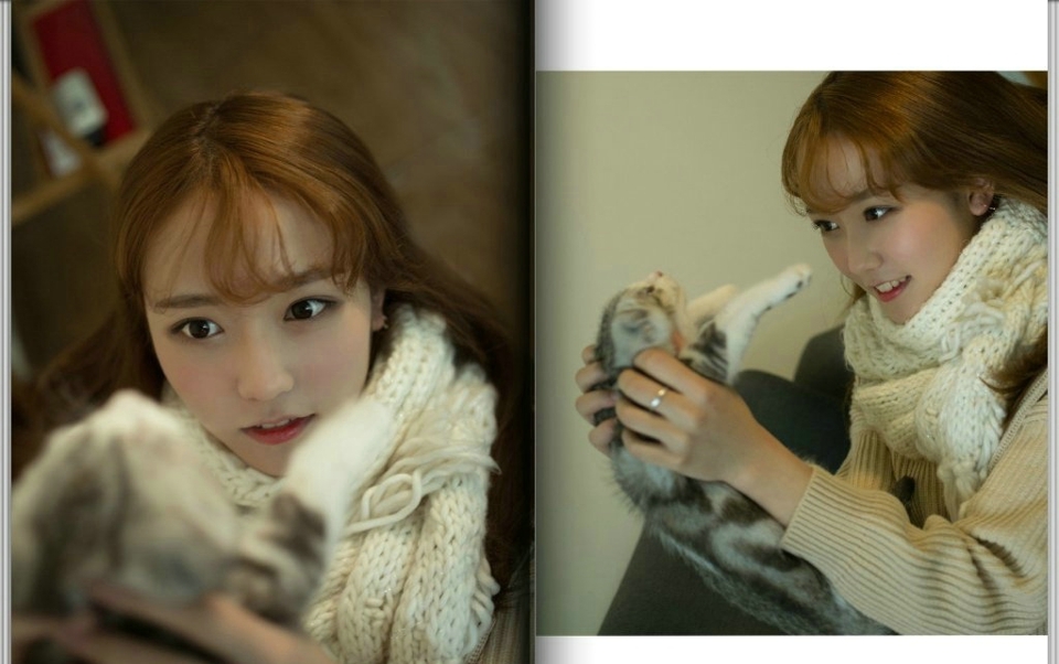 私房温暖毛衣少女与猫咪玩耍相伴