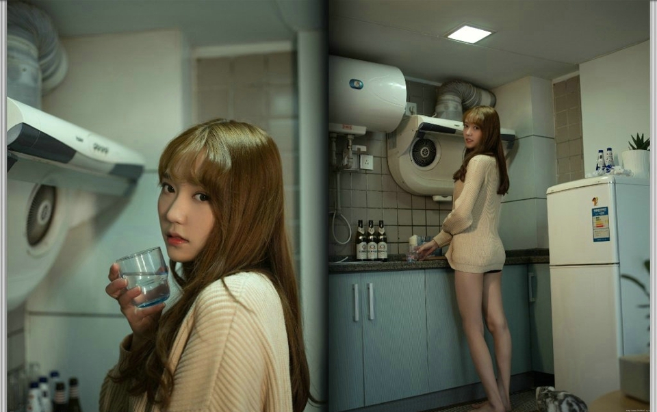 私房温暖毛衣少女与猫咪玩耍相伴