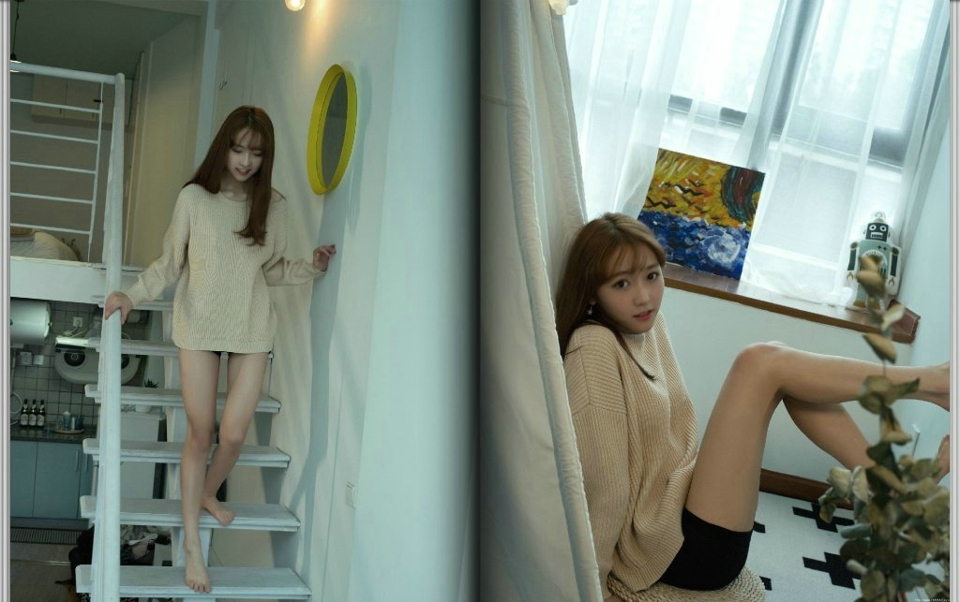 私房温暖毛衣少女与猫咪玩耍相伴