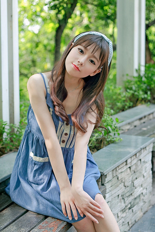 慵懒的午后可爱发箍少女蓝色裙望着远处傻傻发呆