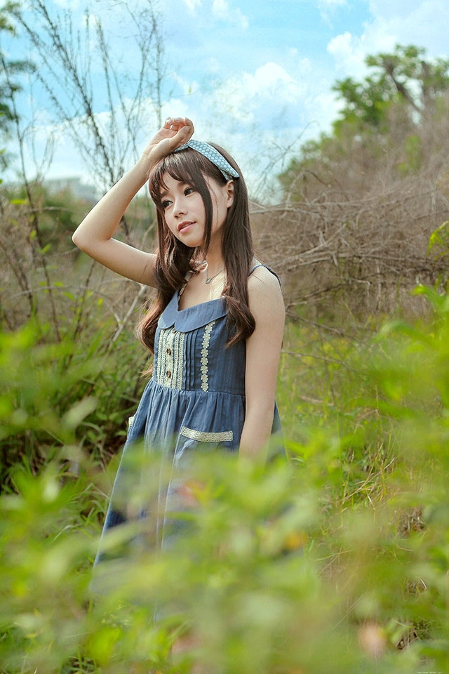 慵懒的午后可爱发箍少女蓝色裙望着远处傻傻发呆