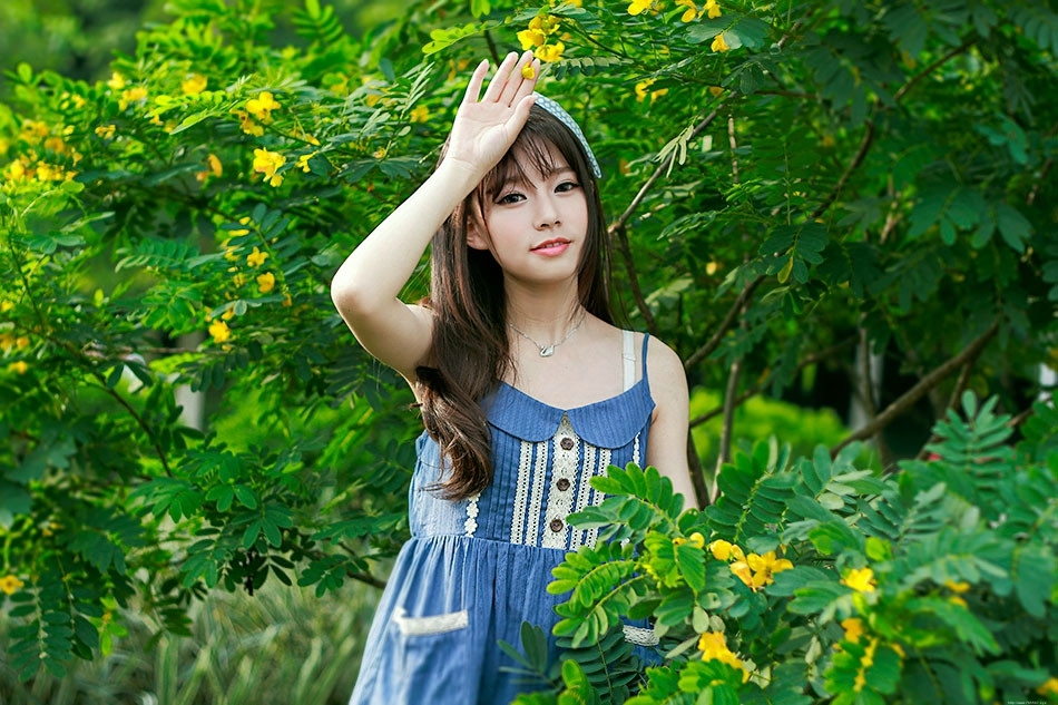 慵懒的午后可爱发箍少女蓝色裙望着远处傻傻发呆