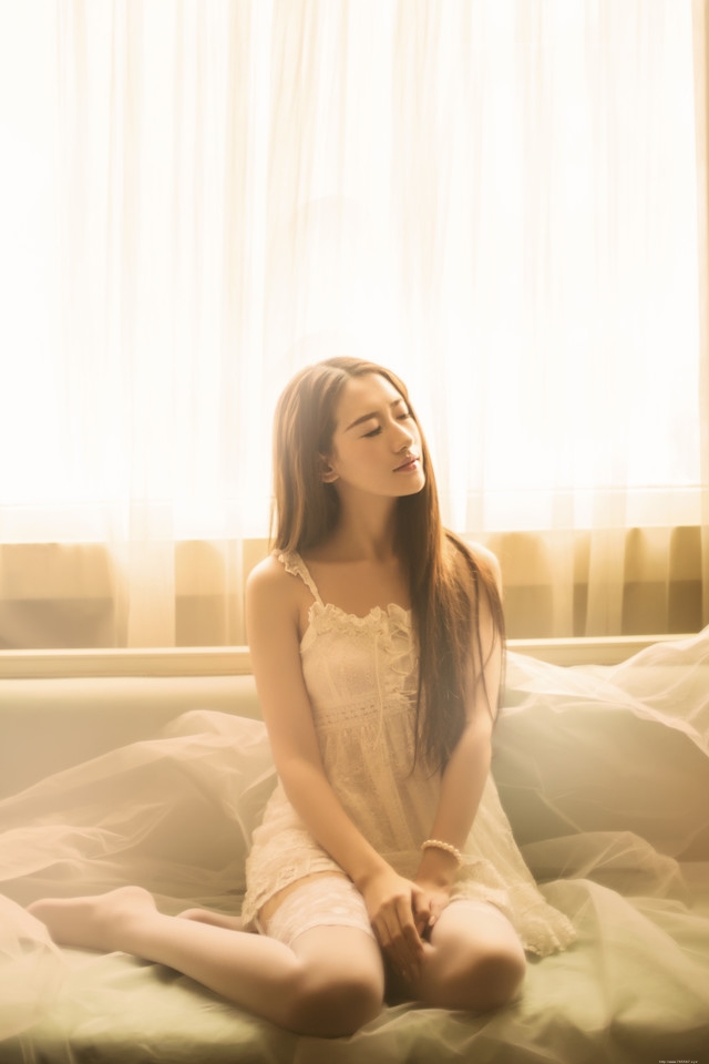 做着少女梦的大眼美女吊带蕾丝裙躺在床上