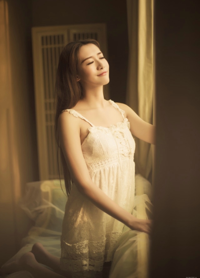 做着少女梦的大眼美女吊带蕾丝裙躺在床上