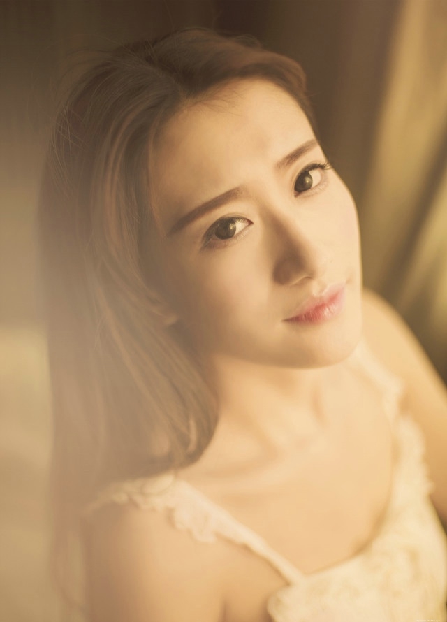 做着少女梦的大眼美女吊带蕾丝裙躺在床上