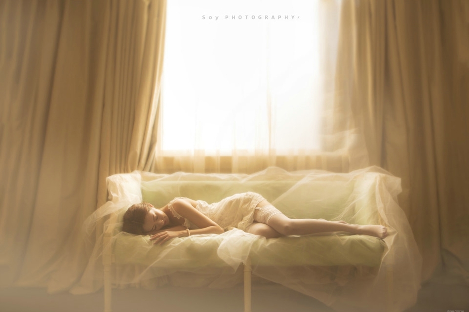 做着少女梦的大眼美女吊带蕾丝裙躺在床上