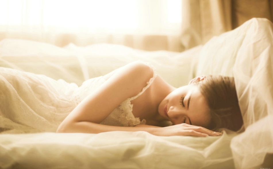 做着少女梦的大眼美女吊带蕾丝裙躺在床上