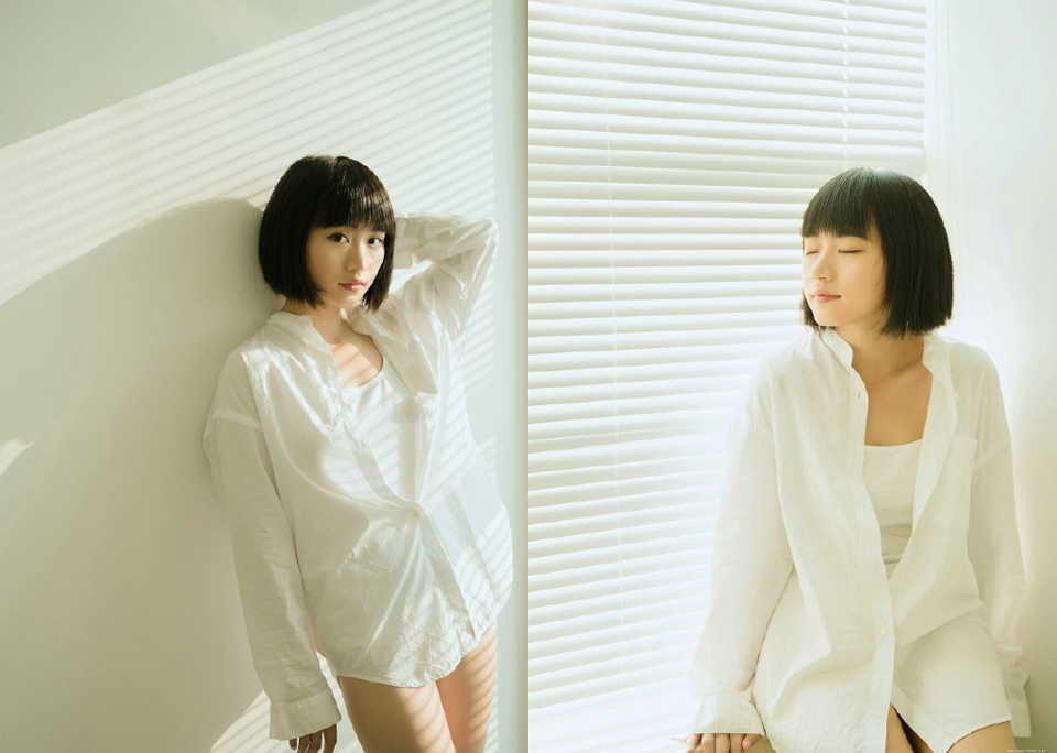 白衬衫白净短发少女慵懒悠闲时光