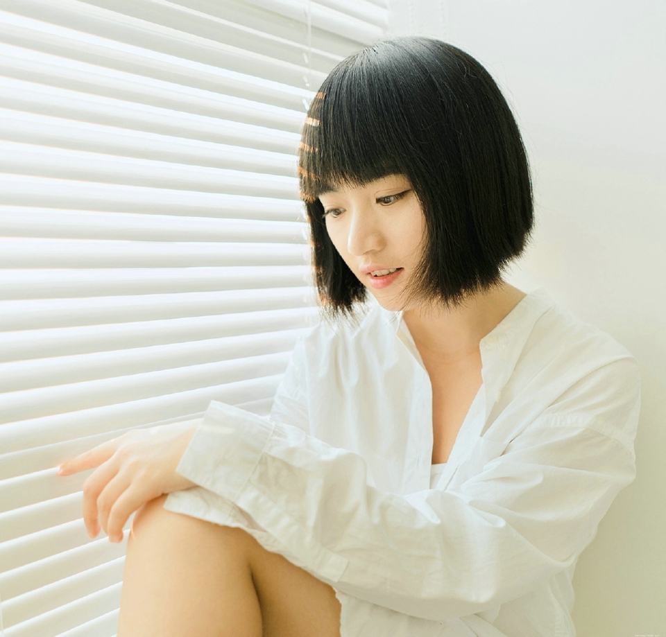 白衬衫白净短发少女慵懒悠闲时光