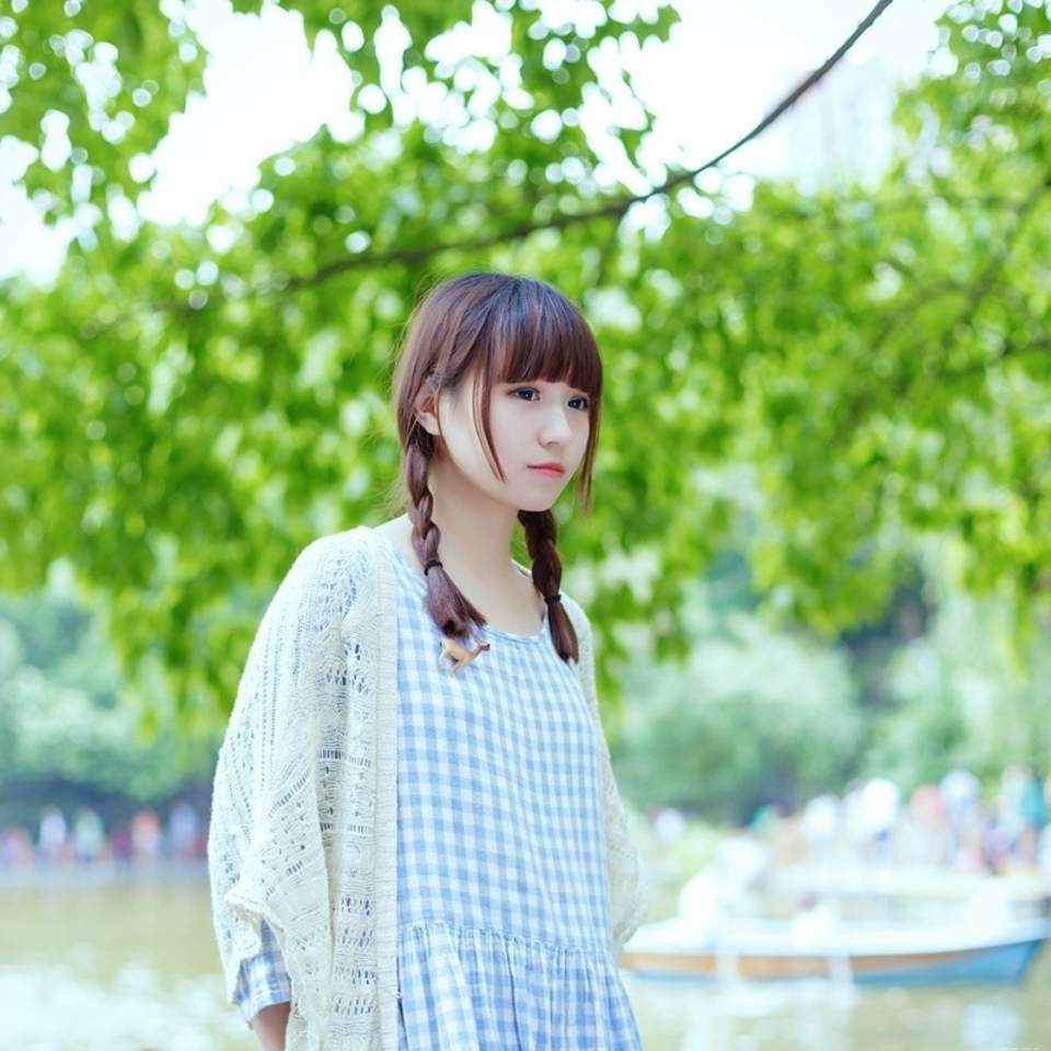 万物复苏清纯甜美少女清新可爱户外迷人写真