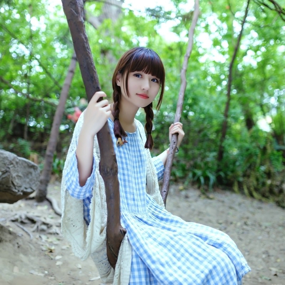 万物复苏清纯甜美少女清新可爱户外迷人写真