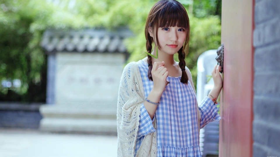 万物复苏清纯甜美少女清新可爱户外迷人写真