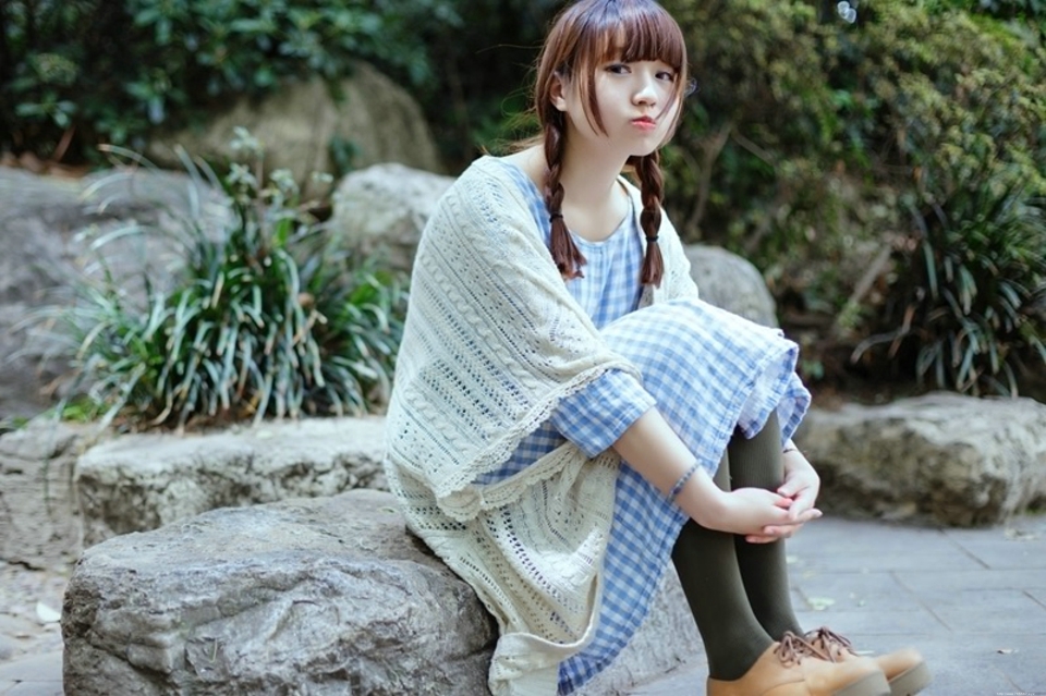 万物复苏清纯甜美少女清新可爱户外迷人写真