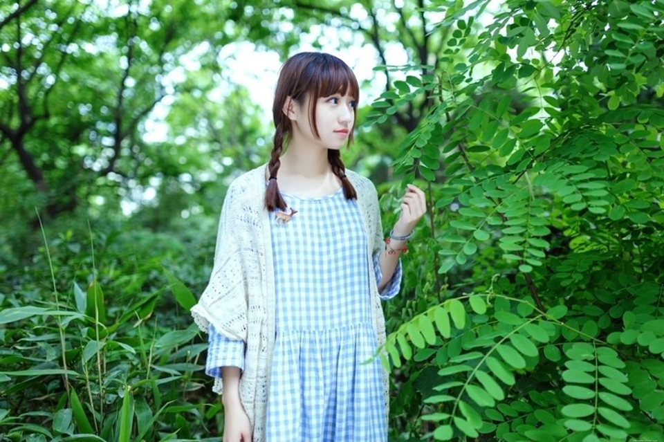 万物复苏清纯甜美少女清新可爱户外迷人写真