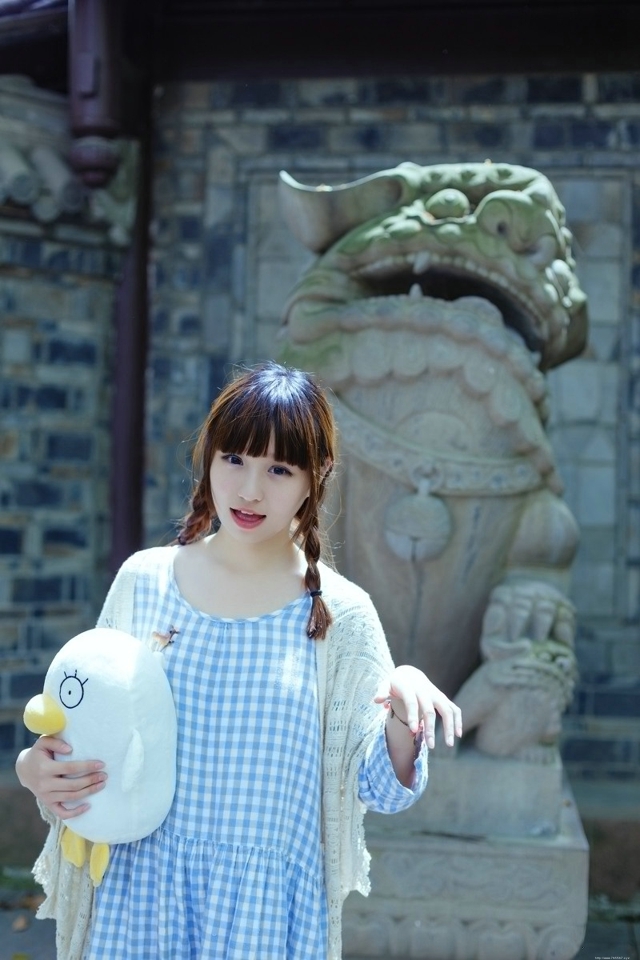 万物复苏清纯甜美少女清新可爱户外迷人写真