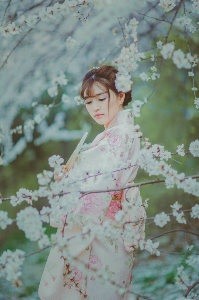 樱花和服美女随手拿扇子唯美浪漫写真