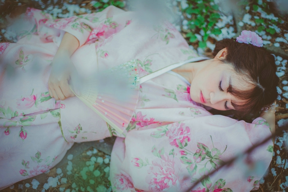 樱花和服美女随手拿扇子唯美浪漫写真