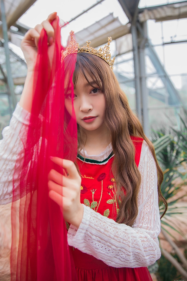 仙人掌植物园内皇冠美女艳丽红裙美艳动人