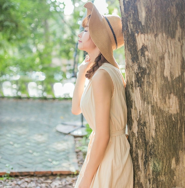 街头麻花辫美女朴素连衣裙头戴草帽小清新