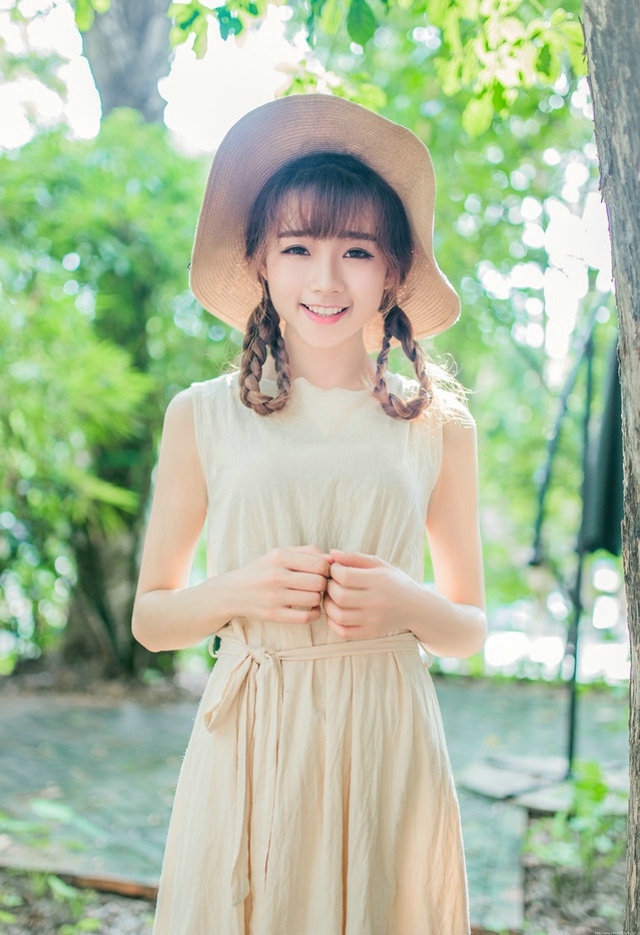 街头麻花辫美女朴素连衣裙头戴草帽小清新