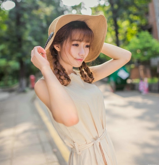 街头麻花辫美女朴素连衣裙头戴草帽小清新