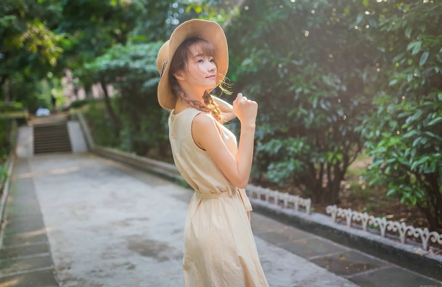街头麻花辫美女朴素连衣裙头戴草帽小清新