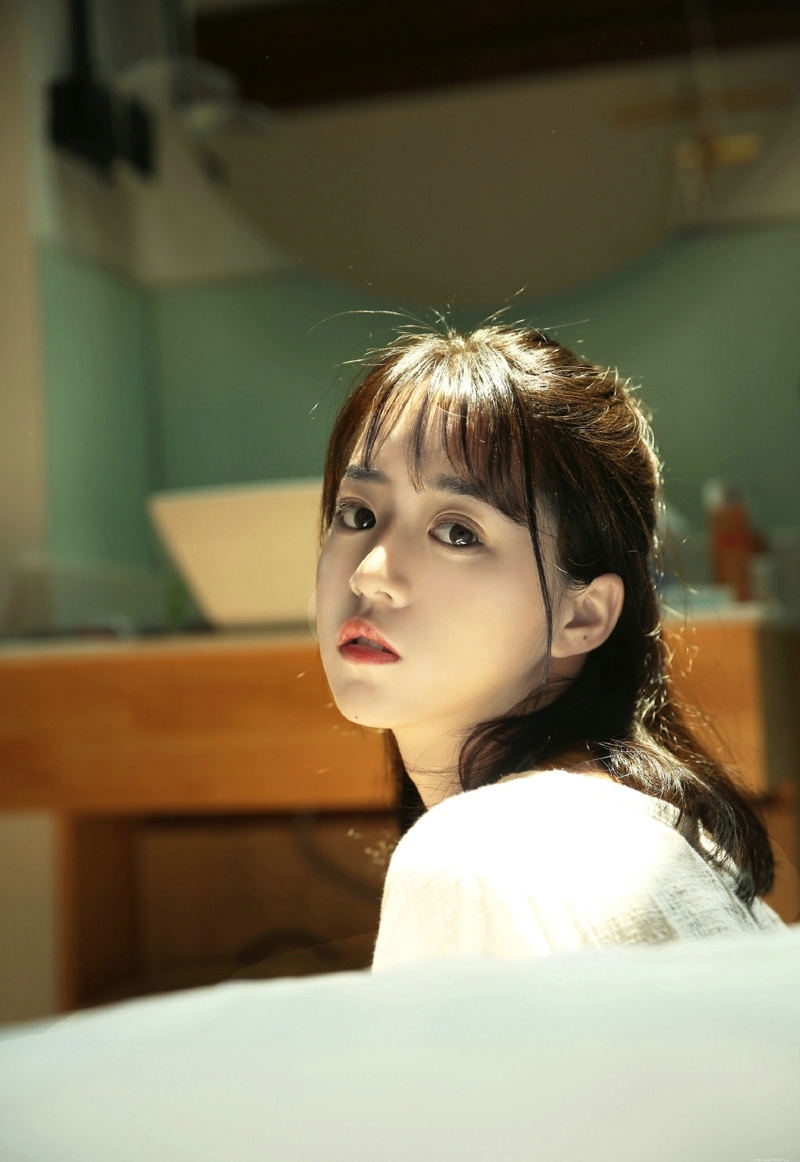 娇小妹子私房光影丸子头养眼五官写真