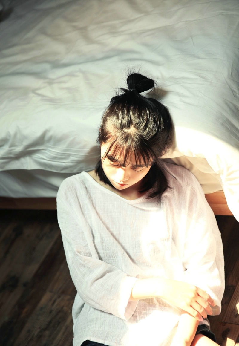 娇小妹子私房光影丸子头养眼五官写真