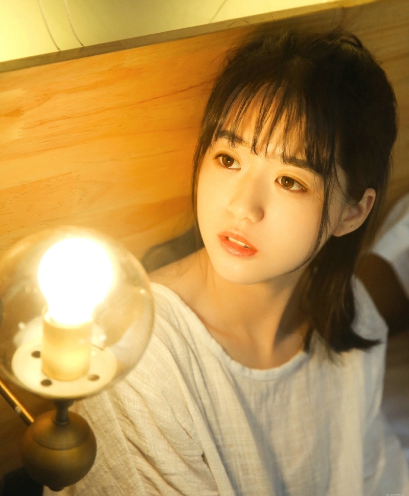 娇小妹子私房光影丸子头养眼五官写真