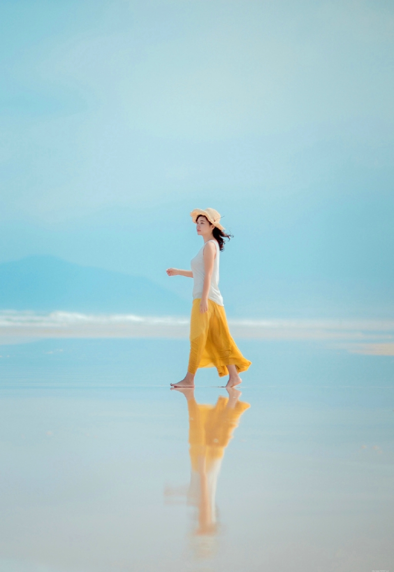 海边气质靓丽黄裙美女唯美意境写真