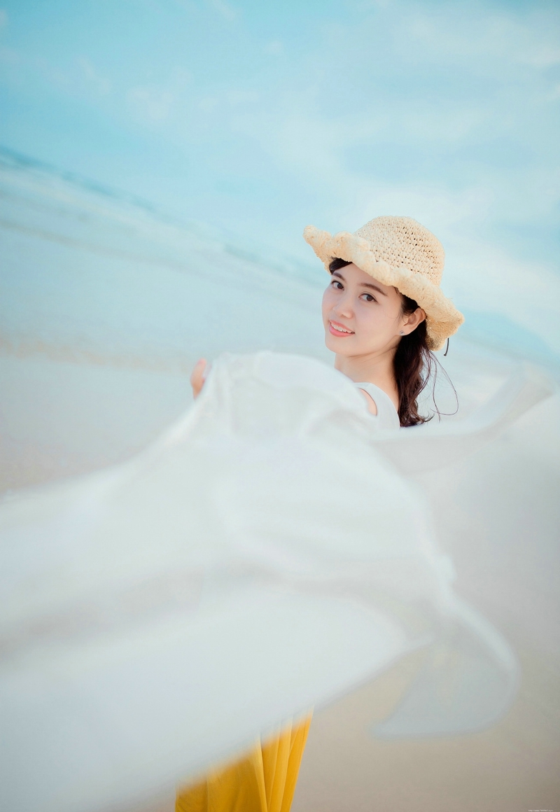海边气质靓丽黄裙美女唯美意境写真