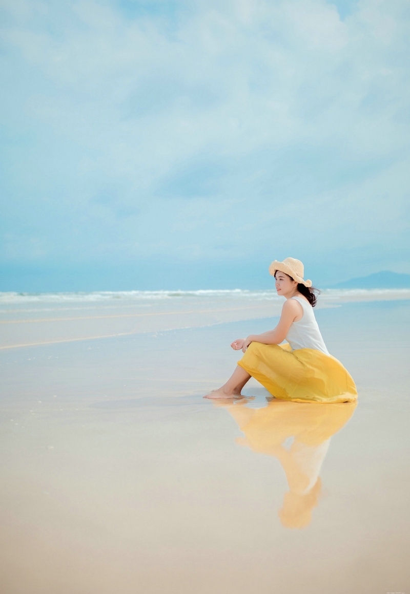 海边气质靓丽黄裙美女唯美意境写真