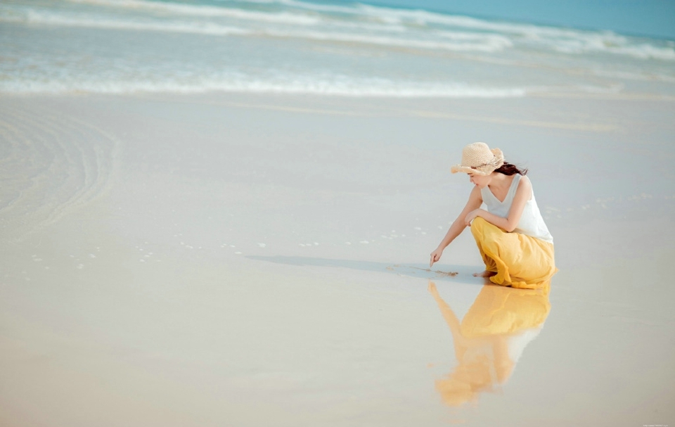 海边气质靓丽黄裙美女唯美意境写真