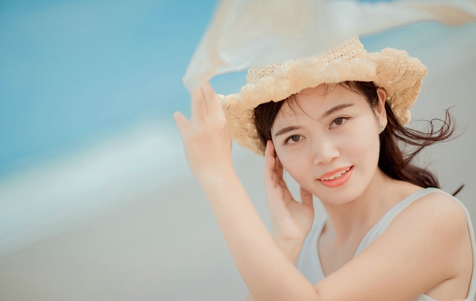 海边气质靓丽黄裙美女唯美意境写真