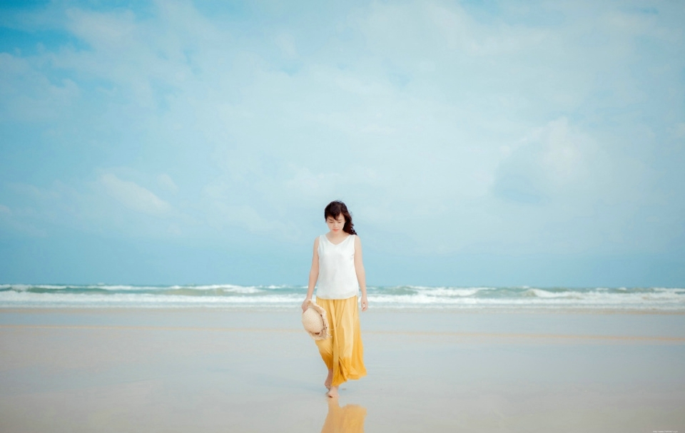 海边气质靓丽黄裙美女唯美意境写真